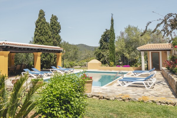 Foto van Landhuis in Ibiza met zwembad bij strand - Vakantiehuis in Santa Eulalia del rio - PoolOfHouse