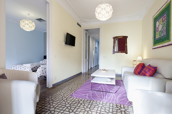 Foto van Appartement in Barcelona bij Passeig de Gràcia - Vakantiehuis in Barcelona - LivingRoom