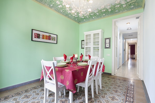 Foto van Appartement in Barcelona bij Passeig de Gràcia - Vakantiehuis in Barcelona - DiningRoom