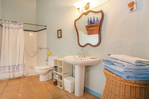 Foto van Cottage bij St. Marti Sarroca Kasteel - Vakantiehuis in Pacs del Penedès - BathRoom