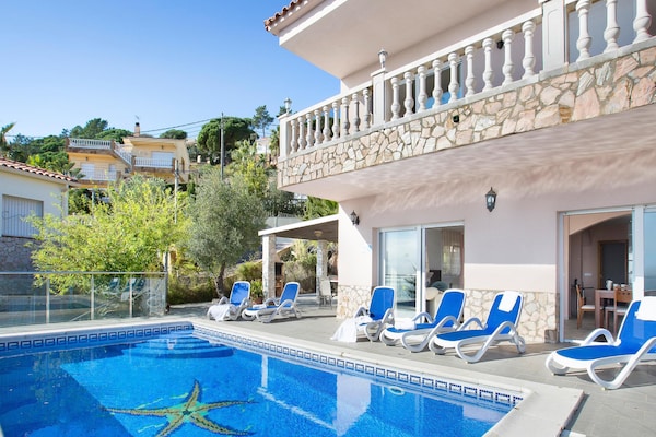 Foto van Villa aan Costa Brava met Zwembad & Zeezicht - Vakantiehuis in Lloret de Mar - ExteriorSummer