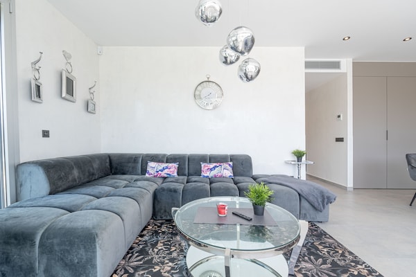 Foto van Appartement in Roses bij Strand & Zwembad - Vakantiehuis in Rosas / Roses - LivingRoom
