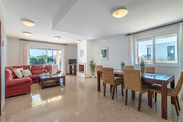 Foto van Villa in Empuriabrava met privézwembad - Vakantiehuis in Empuriabrava - DiningRoom