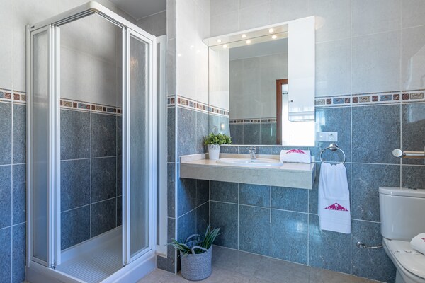Foto van Villa in Empuriabrava met privézwembad - Vakantiehuis in Empuriabrava - BathRoom
