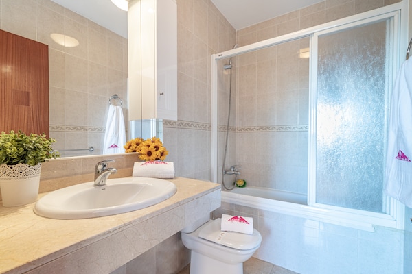 Foto van Villa in Empuriabrava met privézwembad - Vakantiehuis in Empuriabrava - BathRoom