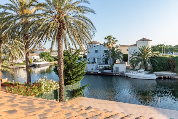 Foto van Villa in Empuriabrava met privézwembad - Vakantiehuis in Empuriabrava - Outdoor