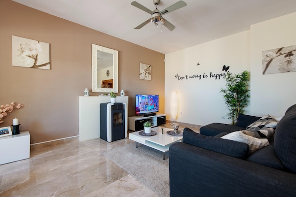 Foto van 3-slaapkamerappartement met privétuin - Vakantiehuis in Pinos de Alhaurín - LivingRoom