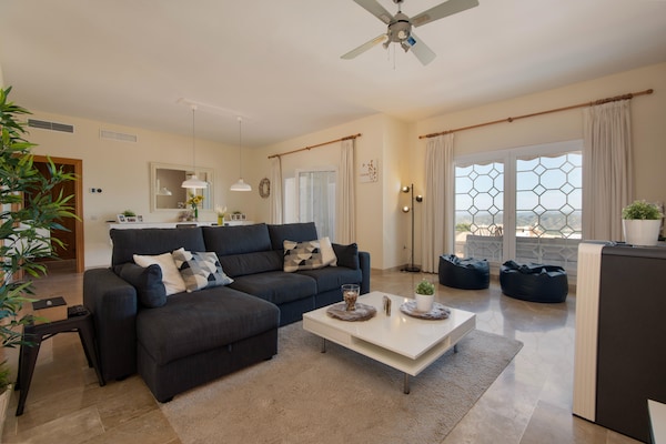 Foto van 3-slaapkamerappartement met privétuin - Vakantiehuis in Pinos de Alhaurín - LivingRoom
