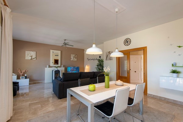 Foto van 3-slaapkamerappartement met privétuin - Vakantiehuis in Pinos de Alhaurín - DiningRoom