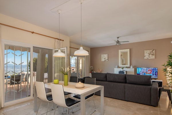 Foto van 3-slaapkamerappartement met privétuin - Vakantiehuis in Pinos de Alhaurín - DiningRoom