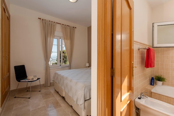 Foto van 3-slaapkamerappartement met privétuin - Vakantiehuis in Pinos de Alhaurín - BedRoom