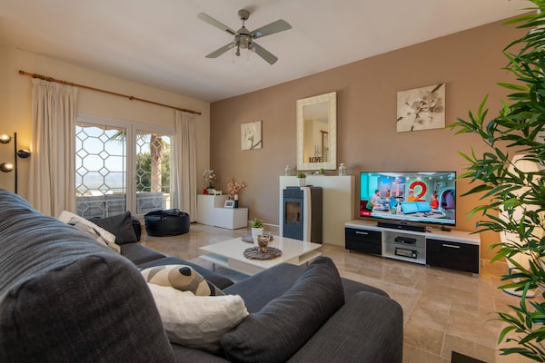 Foto van 3-slaapkamerappartement met privétuin - Vakantiehuis in Pinos de Alhaurín - LivingRoom