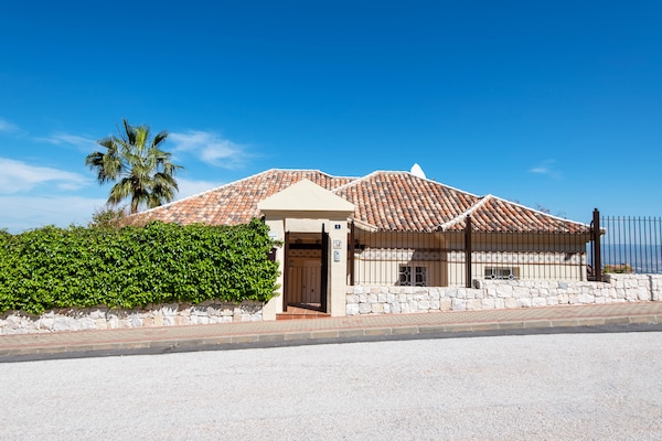 Foto van 3-slaapkamerappartement met privétuin - Vakantiehuis in Pinos de Alhaurín - ExteriorSummer