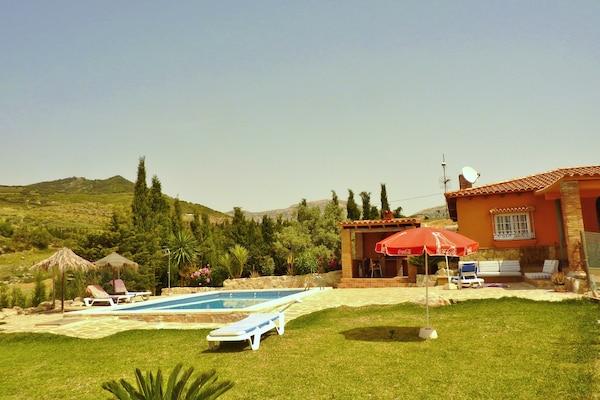 Foto van Villa in Andalusië met prachtig uitzicht - Vakantiehuis in Villanueva de la Concepción - GardenSummer