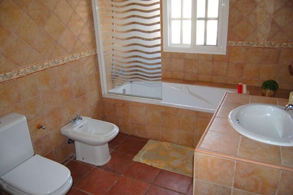 Foto van Villa in Andalusië met prachtig uitzicht - Vakantiehuis in Villanueva de la Concepción - BathRoom