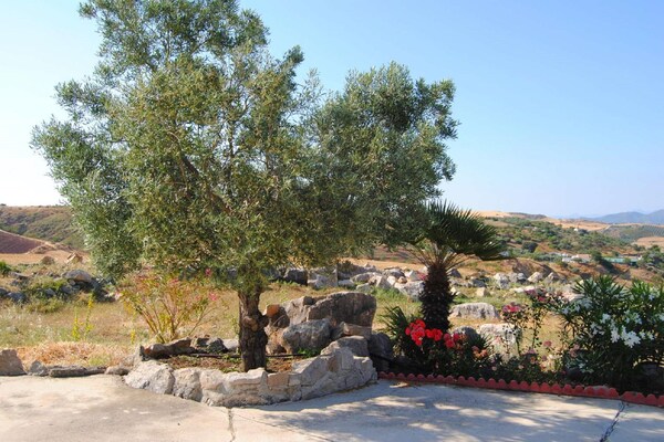 Foto van Villa in Andalusië met prachtig uitzicht - Vakantiehuis in Villanueva de la Concepción - ViewSummer