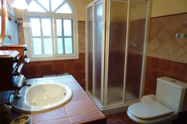 Foto van Villa in Andalusië met prachtig uitzicht - Vakantiehuis in Villanueva de la Concepción - BathRoom