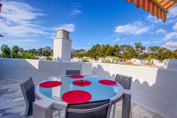 Foto van Appartement aan het strand met jacuzzi en zwembad - Vakantiehuis in Marbella - TerraceBalcony
