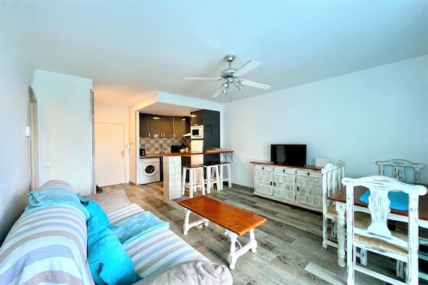 Foto van Appartement aan het strand met terras - Vakantiehuis in Benalmádena - LivingRoom