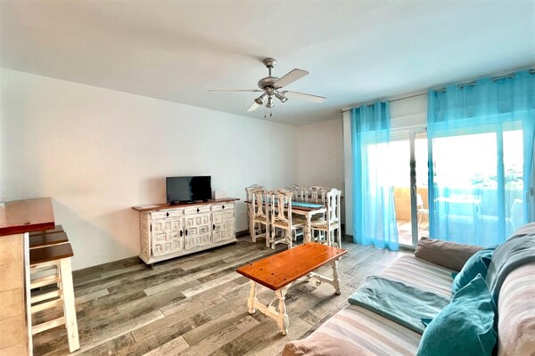 Foto van Appartement aan het strand met terras - Vakantiehuis in Benalmádena - LivingRoom
