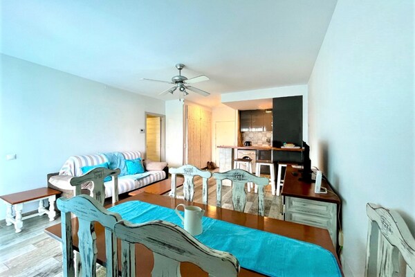 Foto van Appartement aan het strand met terras - Vakantiehuis in Benalmádena - LivingRoom