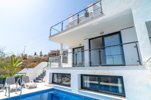 Foto van Elegante villa voor drie gasten in Nerja - Vakantiehuis in Nerja - ExteriorSummer