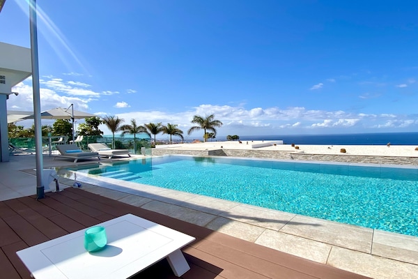 Foto van Villa Christal – Uitzicht op zwembad en zee - Vakantiehuis in Adeje - PoolOfHouse