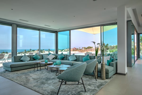 Foto van Villa Christal – Uitzicht op zwembad en zee - Vakantiehuis in Adeje - LivingRoom
