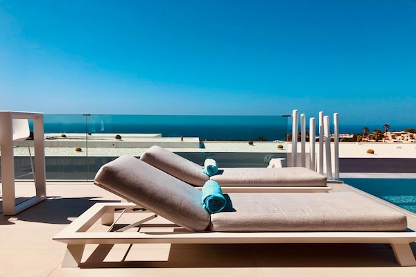 Foto van Villa Christal – Uitzicht op zwembad en zee - Vakantiehuis in Adeje - PoolOfHouse