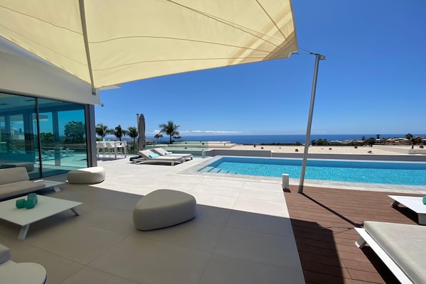 Foto van Villa Christal – Uitzicht op zwembad en zee - Vakantiehuis in Adeje - PoolOfHouse
