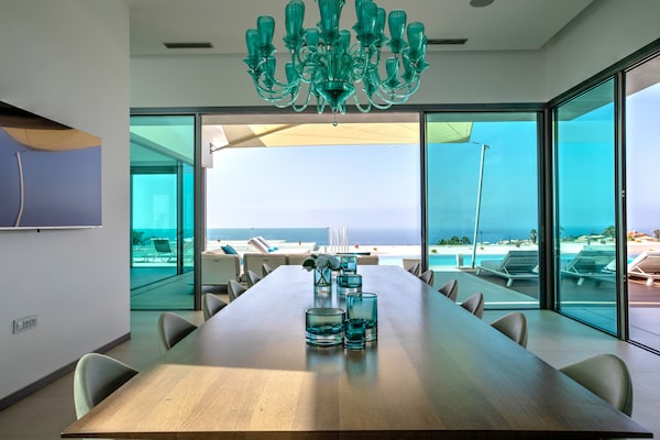 Foto van Villa Christal – Uitzicht op zwembad en zee - Vakantiehuis in Adeje - DiningRoom
