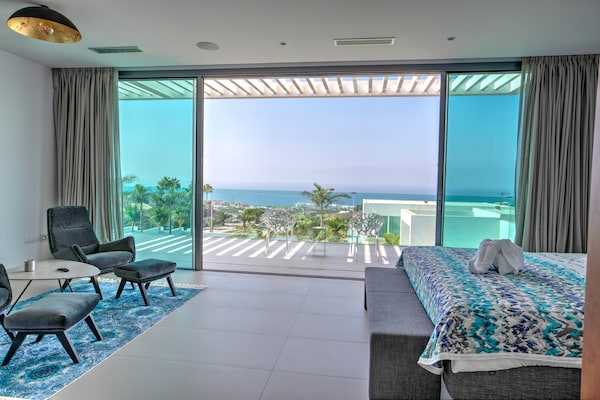 Foto van Villa Christal – Uitzicht op zwembad en zee - Vakantiehuis in Adeje - BedRoom