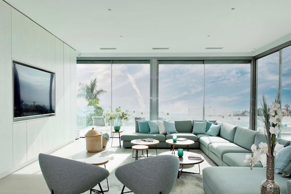 Foto van Villa Christal – Uitzicht op zwembad en zee - Vakantiehuis in Adeje - LivingRoom