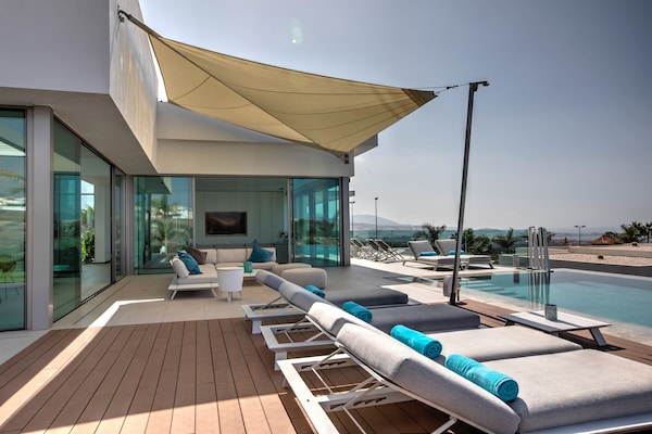 Foto van Villa Christal – Uitzicht op zwembad en zee - Vakantiehuis in Adeje - TerraceBalcony