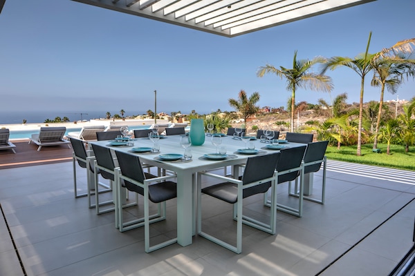 Foto van Villa Christal – Uitzicht op zwembad en zee - Vakantiehuis in Adeje - TerraceBalcony