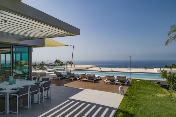 Foto van Villa Christal – Uitzicht op zwembad en zee - Vakantiehuis in Adeje - GardenSummer