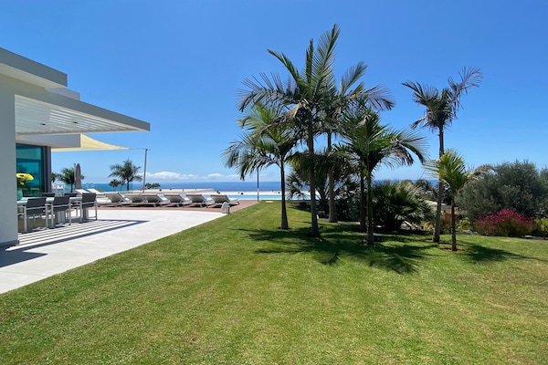Foto van Villa Christal – Uitzicht op zwembad en zee - Vakantiehuis in Adeje - GardenSummer