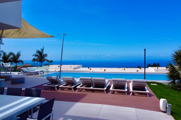 Foto van Villa Christal – Uitzicht op zwembad en zee - Vakantiehuis in Adeje - ViewSummer