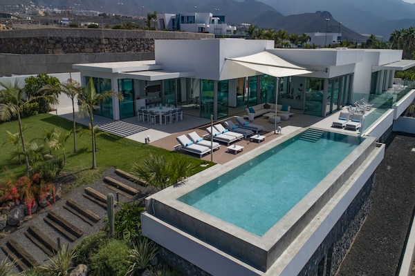 Foto van Villa Christal – Uitzicht op zwembad en zee - Vakantiehuis in Adeje - ExteriorSummer