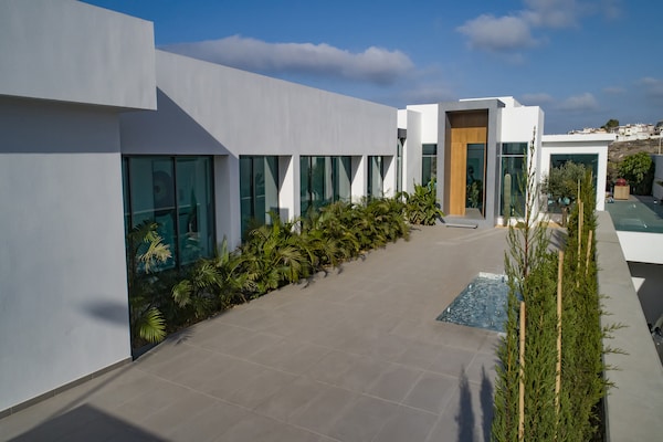 Foto van Villa Christal – Uitzicht op zwembad en zee - Vakantiehuis in Adeje - ExteriorSummer