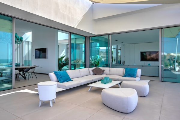 Foto van Villa Christal – Uitzicht op zwembad en zee - Vakantiehuis in Adeje - TerraceBalcony