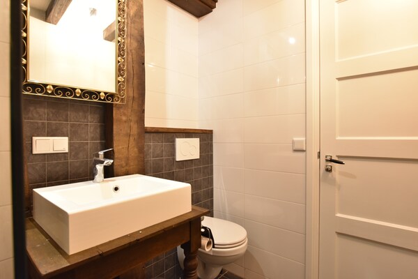 Foto van Comfortabel vakantiehuis met privé tuin - Vakantiehuis in la Neuville-aux-Joûtes - BathRoom