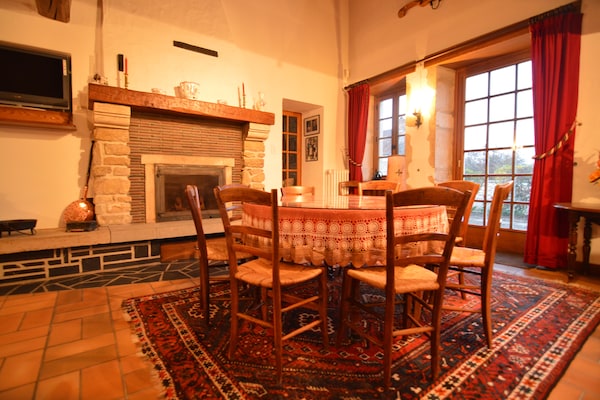 Foto van Vakantiehuis Vault-de-Lugny bij bos - Vakantiehuis in Vault de Lugny - DiningRoom
