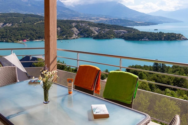 Foto van Gezellig groepsverblijf met open haard - Vakantiehuis in Chorges - TerraceBalcony