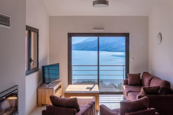 Foto van Gezellig groepsverblijf met open haard - Vakantiehuis in Chorges - LivingRoom
