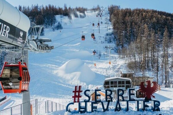 Foto van Appartement · Licht · Dichtbij de piste · Uitzicht op de bergen - Untagged