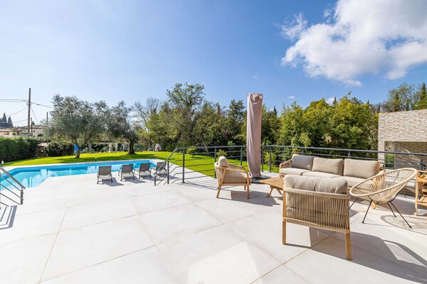 Foto van Moderne villa met verwarmd zwembad en tuin - Vakantiehuis in Mougins - 