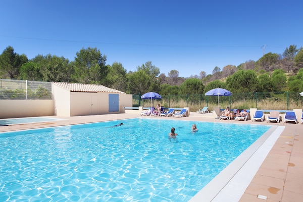 Foto van Chalet in Provence met Schaduwrijke Pijnbomen - Vakantiehuis in Carnoux-en-Provence - ParkFacilities