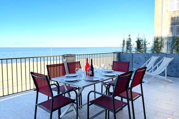 Foto van Les Roches Noires Terras met zeezicht - Vakantiehuis in Trouville-sur-Mer - 