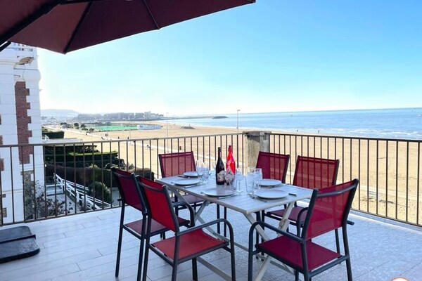 Foto van Les Roches Noires Terras met zeezicht - Vakantiehuis in Trouville-sur-Mer - 